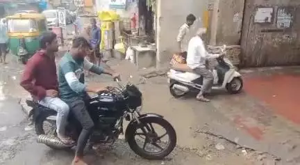 વઢવાણ: વઢવાણ શિયાણી પોળના પ્રવેશ દ્વાર નજીક ખાડા તેમજ વરસાદી પાણી ભરાતા વાહનચાલકો અને રાહદારીઓને હાલાકી
#Jansamasya