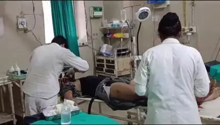 बांसवाड़ा: तलवाड़ा कस्बे के पास कार को अज्ञात वाहन ने मारी टक्कर, चालक को पैर और चेहरे पर लगी चोट, एमजी अस्पताल में उपचार जारी