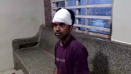 दमोह: चैनपुरा में जर्जर छप्पर गिरने से एक व्यक्ति घायल, जिला अस्पताल में भर्ती