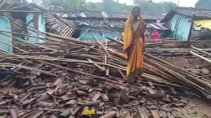 पालकोट कैमबा। बगीचा टोली सुनील गोप बारिश से घर विदेशी हो चुका है रहने लायक नहीं है प्रखंड विकास पदाधिकारी जल्द से जांच क
