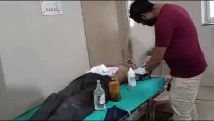 बांसवाड़ा: शहर की सिंटेक्स मील में मशीन पर काम करते समय अधेड़ को हाथ पर लगी चोट, एमजी अस्पताल में उपचार जारी
