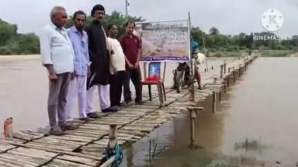আড়শা: বামুনডিহা কংসাবতী নদী ঘাট থেকে কংসাবতী নদী ঘাটে বাঁশের তৈরি সেতু প্রয়াত রামপদ মাহাতোর নামে উৎসর্গ