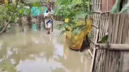 সোণাৰি: কৃত্ৰিম বানে প্লাবিত কৰিলে মথুৰাপুৰৰ কেইবাটাও অঞ্চল, ৰাইজৰ মাজত হাহাকাৰ পৰিৱেশ