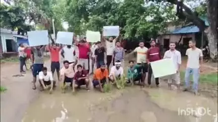 लालगंज: सरेनी पूरेपांडेय मार्ग पर बने गड्ढों में ग्रामीणों ने धान रोपकर किया प्रदर्शन, ब्लॉक के पास ग्रामीण