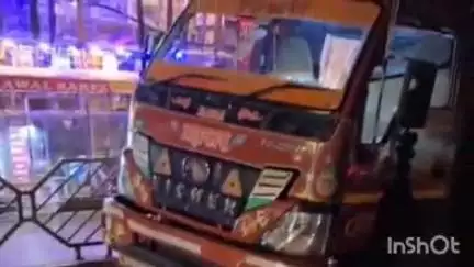 हुज़ूर: रीवा: प्रकाश चौराहे पर सड़क धंसने से ट्रक फंसा, किसी के हताहत होने की खबर नहीं