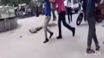 हुज़ूर: रीवा: धोबिया टंकी चौराहे पर कार-मोटरसाइकिल की टक्कर, हाथापाई का वीडियो वायरल