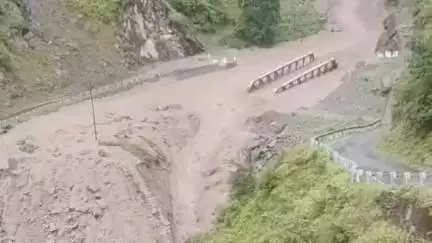 चम्बा: चुराह उपमंडल के नकरोड़ चांजू मार्ग पर बादल फटने से बरपा कहर, बघेईगढ़ नाले का पुल बहा और सड़कों का मिटा नामोनिशान