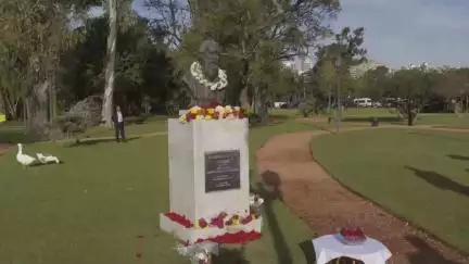 प्रधानमंत्री नरेंद्र मोदी ने अर्जेंटीना के ब्यूनस आयर्स में रवींद्रनाथ टैगोर की प्रतिमा पर श्रद्धांजलि अर्पित की।