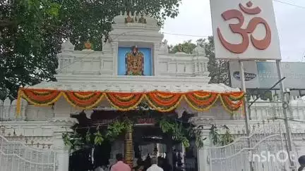 కరీంనగర్: జిల్లా వ్యాప్తంగా తొలి ఏకాదశి సందర్భంగా  దేవాలయాల లో భక్తుల రద్దీ