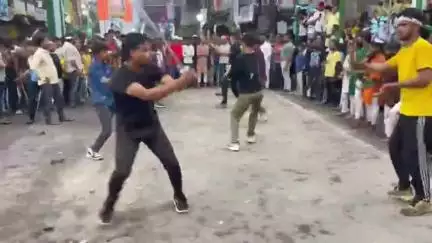 गिरिडीह: मौलाना आजाद चौक समेत शहरी और ग्रामीण क्षेत्र में मुहर्रम के अवसर पर अखाड़ा निकाला गया, खिलाड़ियों ने दिखाया प्रदर्शन