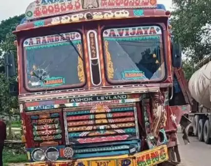 వత్సవాయి సమీపంలో ట్రాక్టర్ ను ఢీకొన్న లారీ, ఒకరు దుర్మరణం, ఇద్దరికీ తీవ్ర గాయాలు