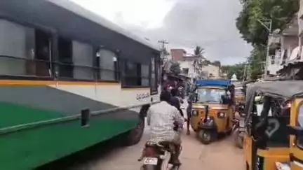 కళ్యాణదుర్గం: కుందుర్పి మండల కేంద్రంలో అధికమైన ట్రాఫిక్ సమస్య, ఇబ్బందులు పడుతున్న జనాలు