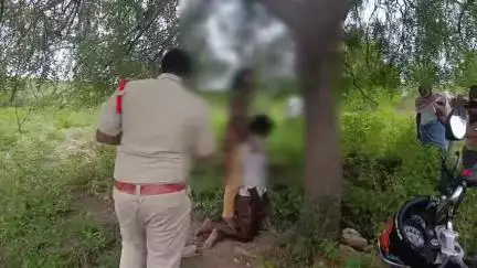 గిద్దలూరు: కొమరోలు మండలం అక్కపల్లె సమీపంలో చెట్టుకు ఉరివేసుకొని ఓ జంట ఆత్మహత్య, దర్యాప్తు చేస్తున్న పోలీసులు