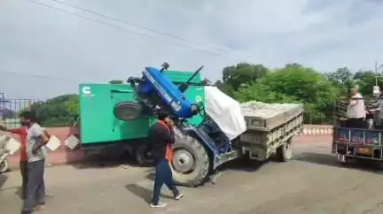 लाडपुरा: कोटा में साजिदेहड़ा पुलिया पर एक ट्रैक्टर ट्रॉली अनियंत्रित होकर पुलिया पर खड़े जनरेटर से टकराई, जनरेटर पर चढ़ा ट्रैक्टर