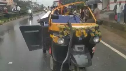 कोंडागांव: जीवन क्लीनिक के पास NH 30 में क्रेन और ऑटो की भिंडत, ऑटो हुआ क्षतिग्रस्त, बाल-बाल बची ऑटो सवार महिला और चालक