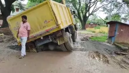 ದಾಂಡೇಲಿ: ಅಂಬೇವಾಡಿಯಲ್ಲಿ ಹೂತು ಹೋದ ಮರಳು ತುಂಬಿದ ಟಿಪ್ಪರ್