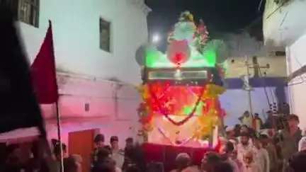हमीरपुर: मौदहा के उपरोस इमाम चौक में अलाव के अंगारों को उछालते हुए ताजिया निकले