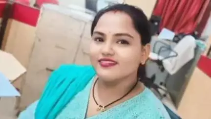 गोंडा: HDFC बैंक के सामने छुट्टा जानवर की चपेट में आने से महिला की मौत