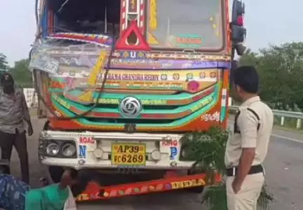 గుంతకల్లు: కొత్తపల్లి గ్రామ సమీపంలో 63వ జాతీయ రహదారిపై రోడ్డు ప్రమాదం: రెండు లారీలు ఢీ, డ్రైవర్లకు గాయాలు
