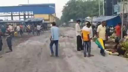 गोला: सीओ की पहल से डेली मार्केट में डस्ट गिराकर समतल किया गया, किसानों को मिलेगी सुविधा