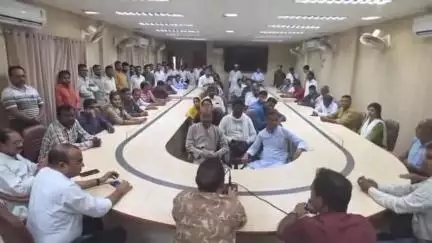 मऊ: शाही कटरा इलाके में पूर्व पालिकाध्यक्ष के निधन पर शोक सभा का आयोजन, चेयरमैन सहित कई लोग रहे उपस्थित