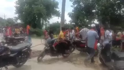 परबत्ता: थानाध्यक्ष के रवैये से नाराज़ भरसो गांव के ग्रामीणों ने गोगरी नारायणपुर तटबंध किया जाम