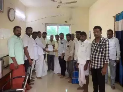 నిర్మల్: అడెల్లి గ్రామంలో శ్రీ మహా పోచమ్మ అమ్మవారి విగ్రహ ప్రతిష్టాపన చేయాలని ఆలయ ఛైర్మన్‌కు విన్నవించిన భక్తులు