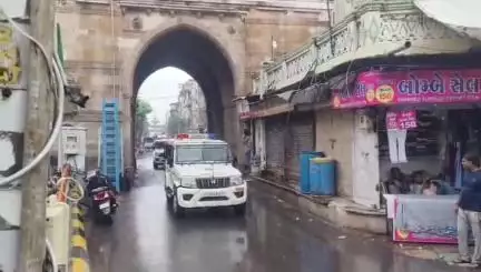 વડોદરા દક્ષિણ: RAF ને સાથે રાખી ચાંપાનેર દરવાજા માં પોલિસ નુ પેટ્રોલિંગ