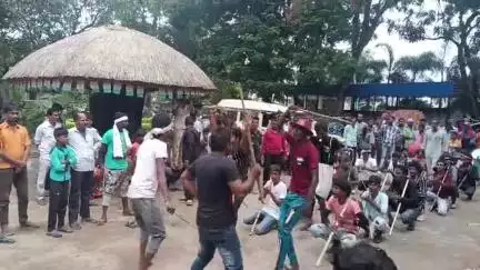 ভাতার: ভাতার বাজারে মহররমের শোভাযাত্রা উপলক্ষে লাঠি খেলা, দেখতে ভিড় স্থানীয়দের