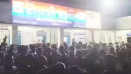 डोईवाला: देर रात नाबालिग की मौत से गुस्साए लोगों ने डोईवाला कोतवाली का किया घेराव, जमकर हुआ हंगामा