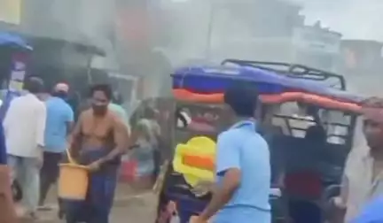 ময়না: ভীমেশ্বরী বাজারে মুদির দোকানে আগুন, ধোঁয়া দেখে আতঙ্কিত হয়ে পড়ে মানুষজন,জল দিয়ে নিয়ন্ত্রণ করল স্থানীয়রা