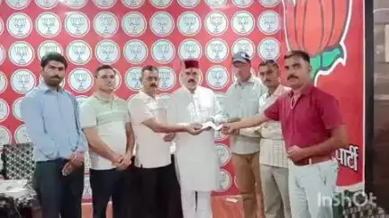 बड़सर: श्री कैलू कुटालू मंदिर कमेटी ने मंडी आपदा पीड़ितों की मदद के लिए विधायक इन्द्रदत्त लखनपाल को सौंपी राशि