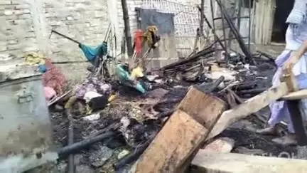 मधेपुर: रजौर गांव के वार्ड एक में आग से तीन भाइयों की पांच से छह लाख की संपत्ति जलकर राख
