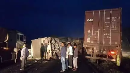 सेंधवा: मुंबई-आगरा NH पर मुर्गियों के दाने से भरा ट्रक पलटा, ड्राइवर-क्लीनर घायल, 3 किमी तक लगा जाम