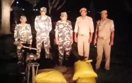 नौगढ़: थाना मोहना पुलिस और SSB ने फसादीपुर से 4 बोरी यूरिया खाद व एक साइकिल किया बरामद