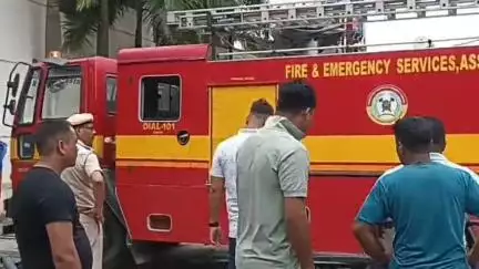 শিৱসাগৰ: নগৰৰ মাজমজিয়াত অৱস্থিত স্কাই চিফত সংঘটিত হয় অগ্নিকাণ্ড‌, কথমপি ৰক্ষা পৰে সমগ্ৰ অঞ্চল