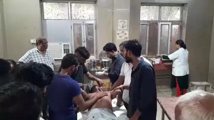 मैनपुरी: कोतवाली थाना क्षेत्र के एलाऊ रोड स्थित रेलवे क्रॉसिंग के पास बाइक सवार को बचाने के दौरान पलटा ट्रैक्टर, 2 लोग हुए घायल