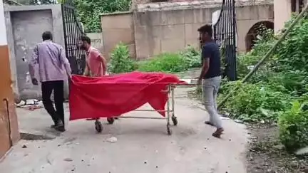 एटा: गांव कंसुरी में 22 वर्षीय युवक की विद्युत करंट लगने से हुई मौत, पुलिस ने पोस्टमार्टम हाउस भेजा शव