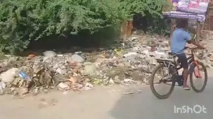 उन्नाव: लोक नगर में नगर पालिका द्वारा सड़क पर कूड़ा किया गया डंप आसपास के लोगों ने दी जानकारी बताइ अपनी समस्या#jansamsaya