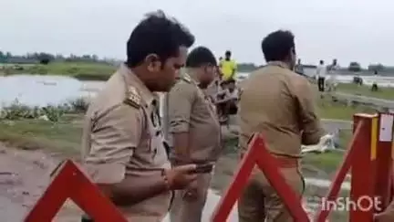 लखीमपुर: उफनाई उल्ल नदी बनी खतरे की घंटी, करबला रपटा पुल जलमग्न, मगरमच्छ देख लोगों में मचा हड़कंप