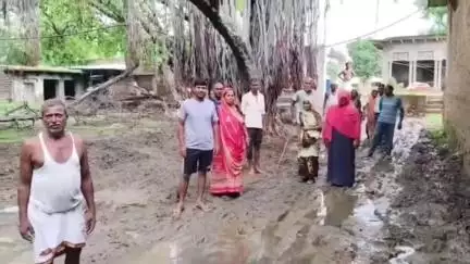 चकरनगर: ग्रा.प.चौरेला के मजरा ललूपुरा में जल जीवन मिशन बना मुसीबत, दो साल से ग्रामीण कीचड़ में जीने को मजबूर  #jansamasya