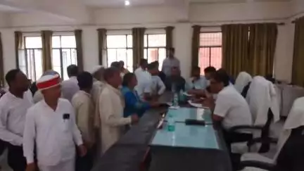 एडीएम साहब की अध्यक्षता में संपूर्ण समाधान दिवस किया गया है जिसमें उप जिलाधिकारी प्रेमपाल सिंहवरिष्ठ लिपिक अमर सिंह