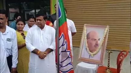 বালুরঘাট: শ্যামাপ্রসাদ মুখার্জির জন্মদিবস উপলক্ষে বালুরঘাটে সাংসদ ও কেন্দ্রীয় মন্ত্রী সুকান্ত মজুমদারের কার্যালয়ের সামনে