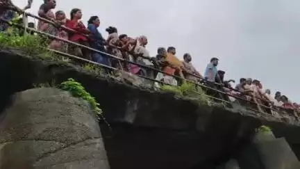 रावेर: फैजपुर भुसावळ रस्त्यावर आमोदा जवळ मोर नदीच्या वळणावर लक्झरी बसचा अपघात,बस पुलाखाली कोसळली,महिला ठार,१८ जखमी