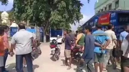 एकमा: एकमा हंसराजपुर में हार्डवेयर दुकान पर अपराधियों ने चलाई गोली, दुकानदार बाल-बाल बचे, पुलिस जांच में जुटी