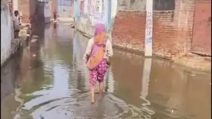 बड़ौत: तमेलागढ़ी में तालाब का पानी मकानों में घुसा, 10 दिनों से जलभराव से परेशान ग्रामीणों ने खुद निकलवाया पानी #jansamasya
