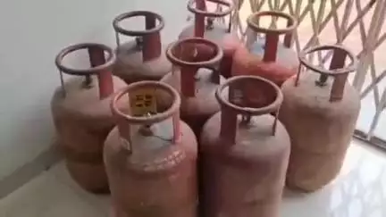 पनागर: उफनाती गौर नदी में पुल से बहा ट्रक, सुराग नहीं, 24 गैस सिलेंडर कालीघाट पहुँचे, पुलिस ने कंपनी को सौंपे