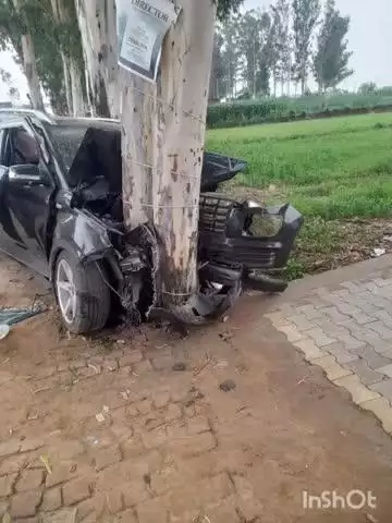 खतौली: मंसूरपुर क्षेत्र के गांव नावला कट के पास अनियंत्रित होकर कार पेड़ से टकराई, सड़क हादसे में कार सवार तीन युवक घायल
