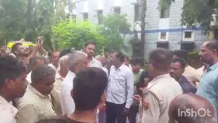 प्रतापगढ़: बगवास गांव में 11 केवी लाइन सुधारते वक्त करंट लगने से युवक की मौत, शव मोर्चरी में रखवाया, मृतक ठेका कर्मचारी था