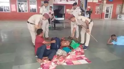 दरभंगा: दरभंगा रेलवे स्टेशन पर मोहर्रम को लेकर जीआरपी थाना पुलिस सतर्क, यात्रियों के सामानों की कर रही थी जांच